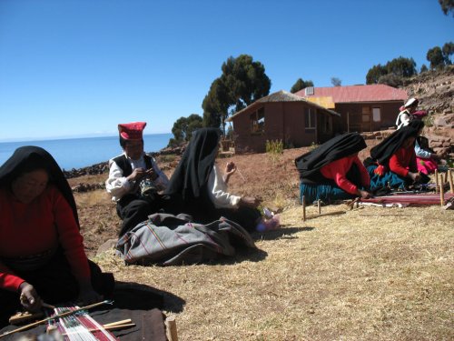 Weavers. Lake Titicaca, Puno